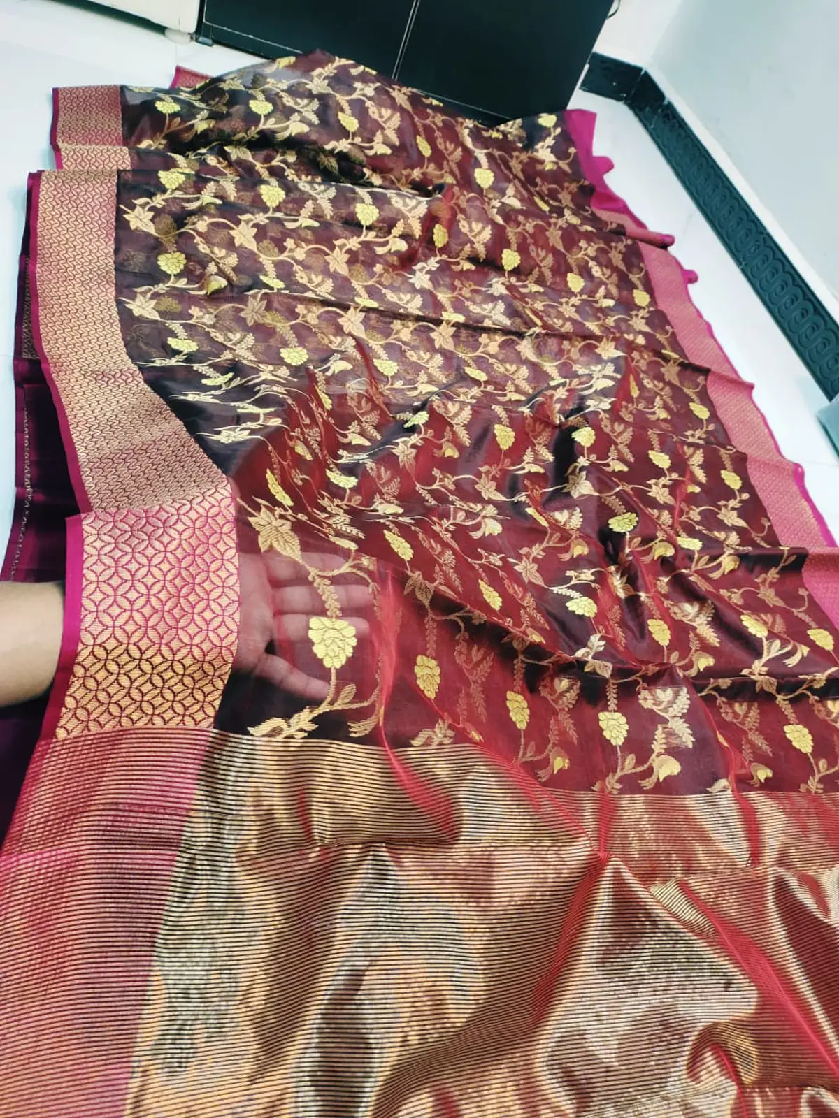 Handwoven Aubergine & Rani Pink with Antique Gold Zari Aubergine & Rani Pink with Antique Gold Zari Pattu Silk Saree - Authentic Chanderi Silk Saree Chanderi Saree - View 3