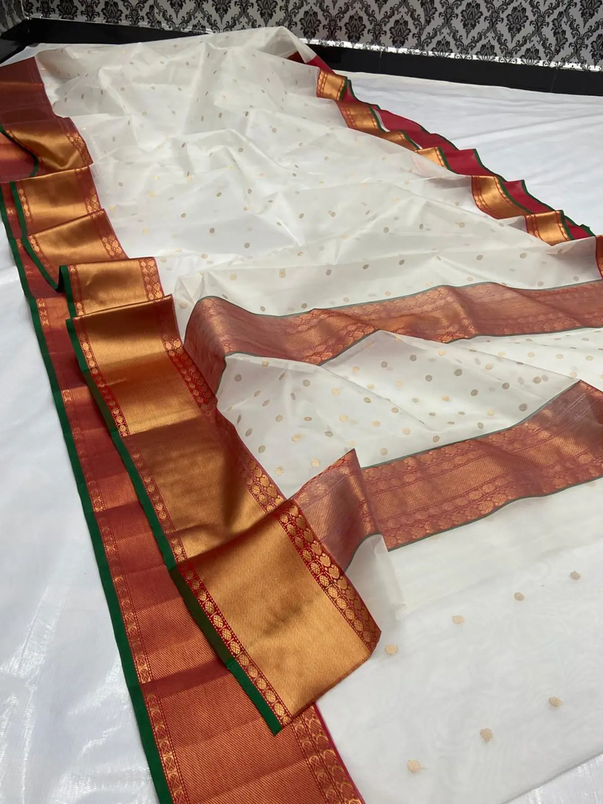 Handwoven Creamy Ivory & Gilded Butteflies Creamy Ivory with Gilded Butteflies Kataan Silk - Authentic Chanderi Silk Saree Chanderi Saree - View 5