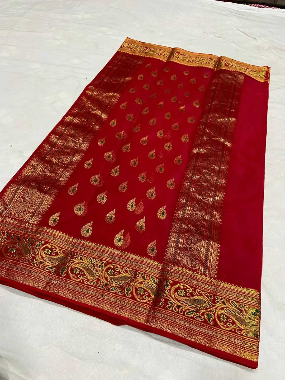 Handwoven Crimson Crimson Radiance with Peacock Zari Border Kataan Silk - Authentic Chanderi Silk Saree Chanderi Saree - View 3