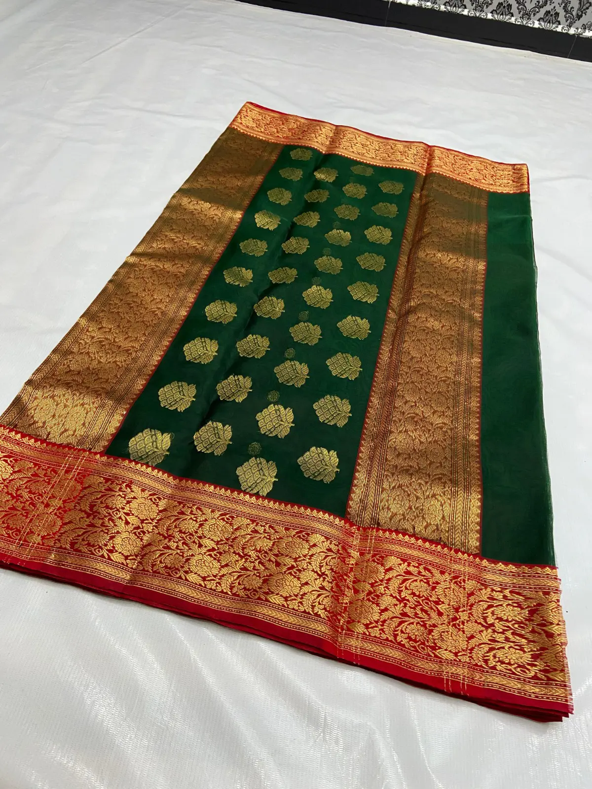 Handwoven Emerald Green with Ruby Red Contrast Emerald Green with Antique Gold Zari Bootis Kataan Silk - Authentic Chanderi Silk Saree Chanderi Saree - View 2