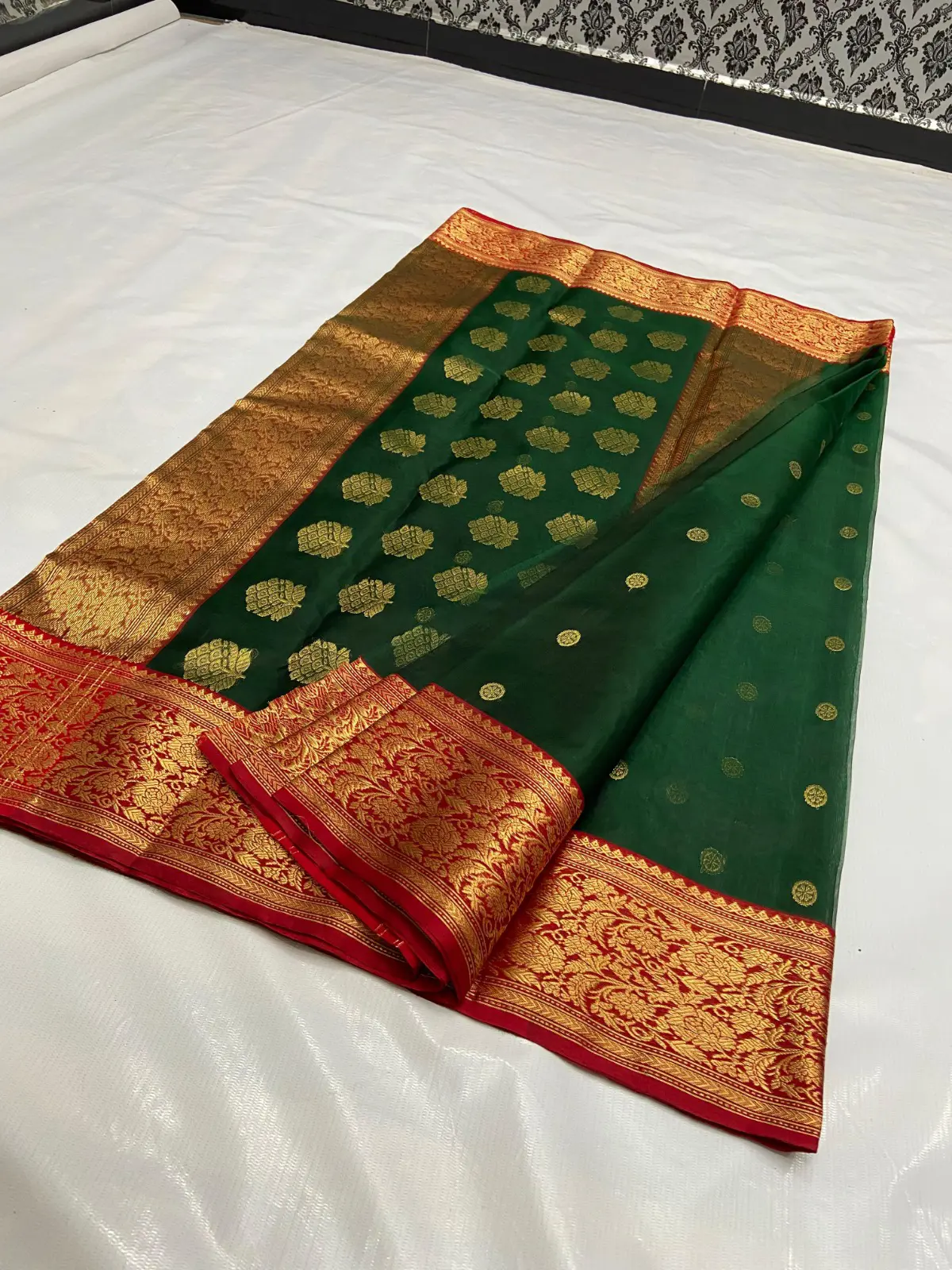 Handwoven Emerald Green with Ruby Red Contrast Emerald Green with Antique Gold Zari Bootis Kataan Silk - Authentic Chanderi Silk Saree Chanderi Saree - View 4