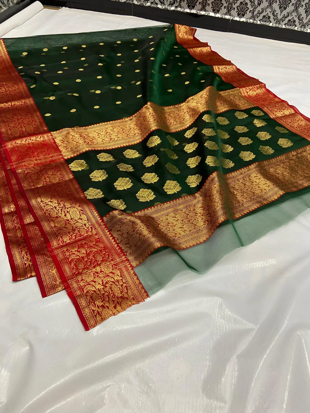 Handwoven Emerald Green with Ruby Red Contrast Emerald Green with Antique Gold Zari Bootis Kataan Silk - Authentic Chanderi Silk Saree Chanderi Saree - View 5