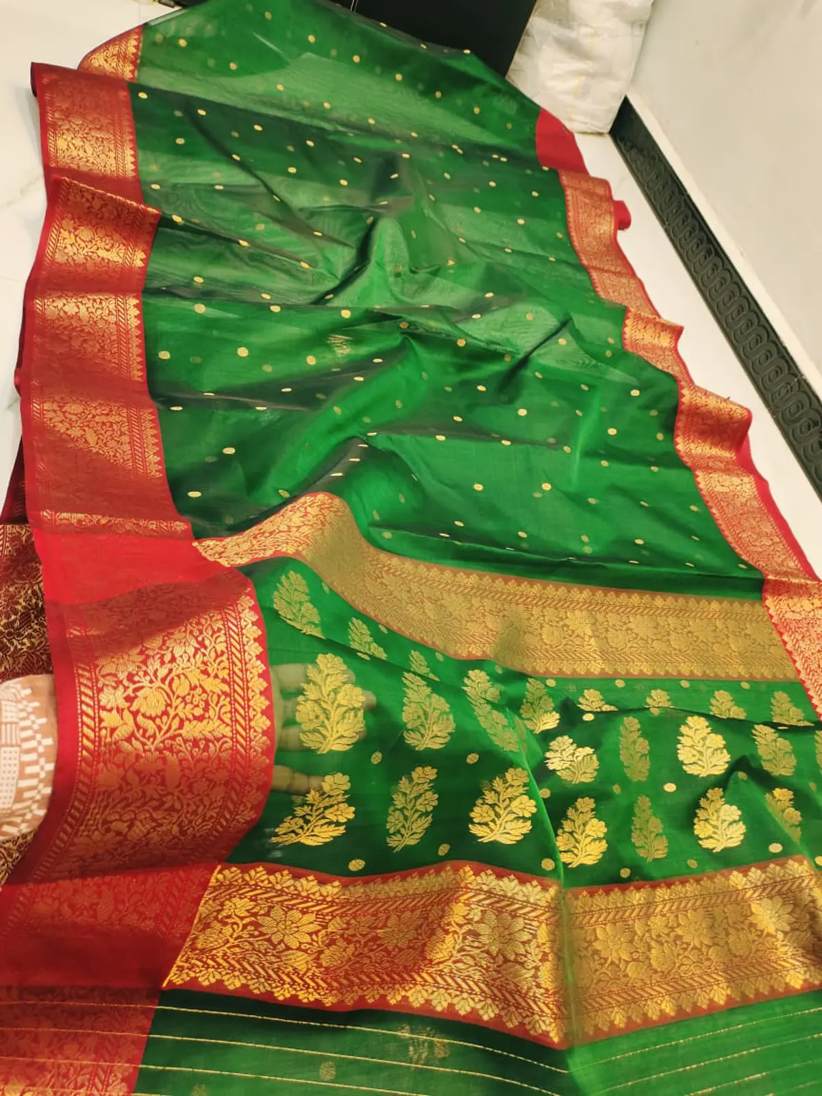 Handwoven Emerald Green Emerald Green with Golden Buti and Border Kataan Silk - Authentic Chanderi Silk Saree Chanderi Saree - View 2