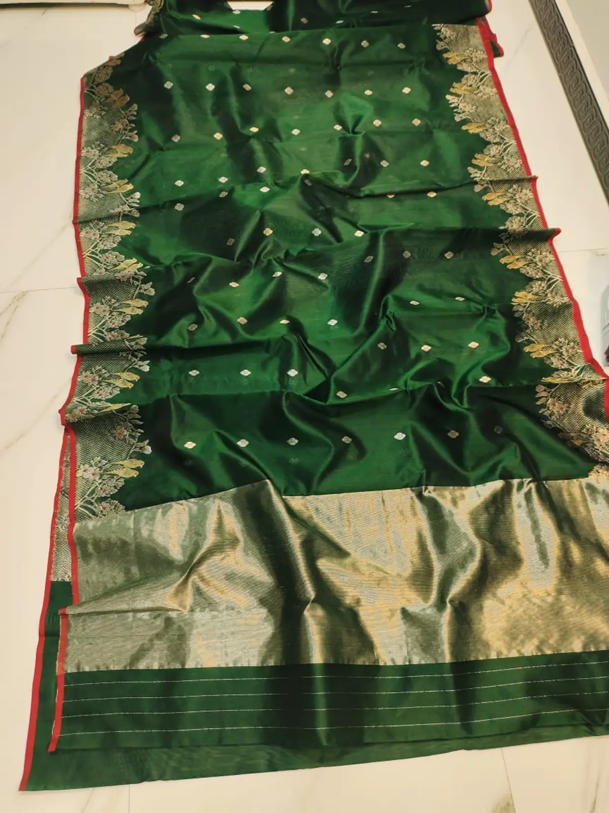 Handwoven Emerald Verdant with Antique Gold Zari Emerald Verdant with Antique Gold Zari Pattu Silk Saree - Authentic Chanderi Silk Saree Chanderi Saree - View 2