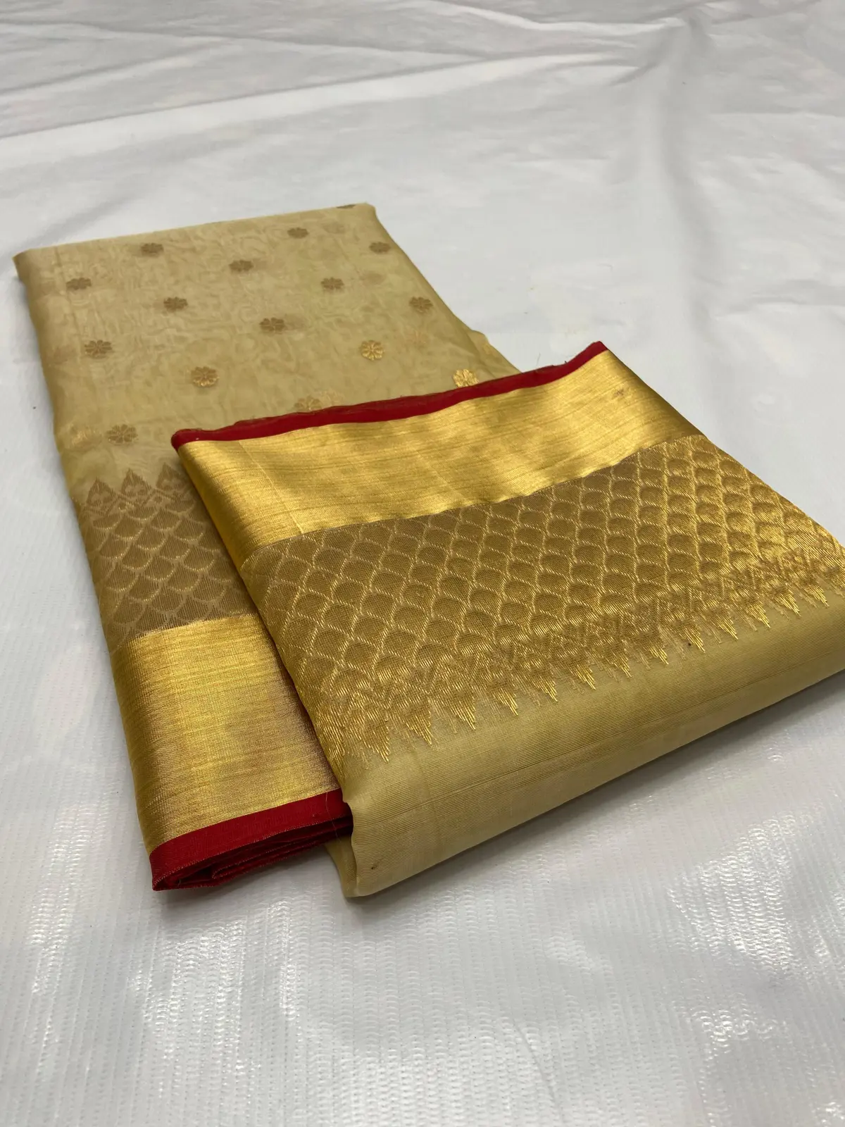Handwoven Gilded Gold Gilded Gold with Delicate Floral Zari Bootis Kataan Silk - Authentic Chanderi Silk Saree Chanderi Saree - View 2