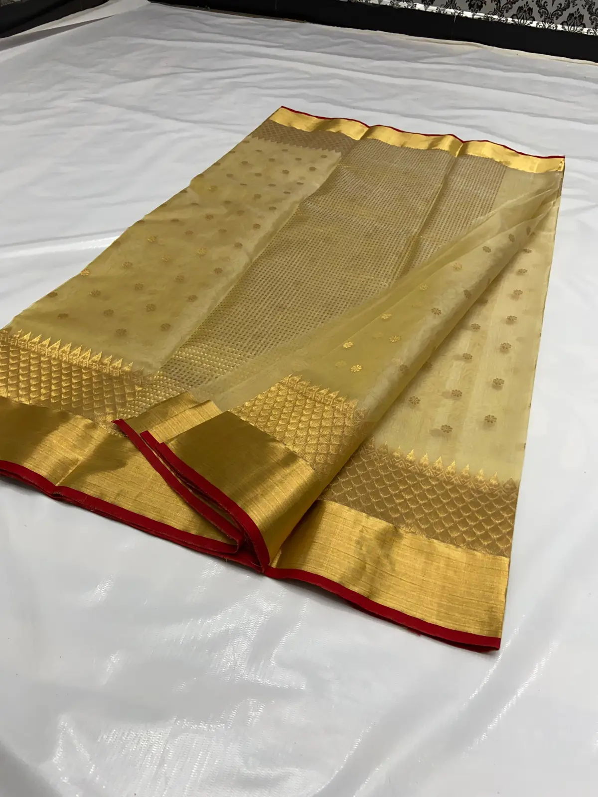Handwoven Gilded Gold Gilded Gold with Delicate Floral Zari Bootis Kataan Silk - Authentic Chanderi Silk Saree Chanderi Saree - View 4