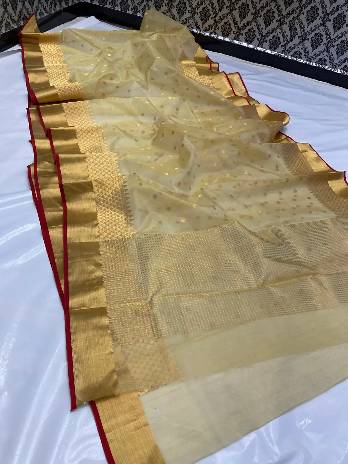 Handwoven Gilded Gold Gilded Gold with Delicate Floral Zari Bootis Kataan Silk - Authentic Chanderi Silk Saree Chanderi Saree - View 5
