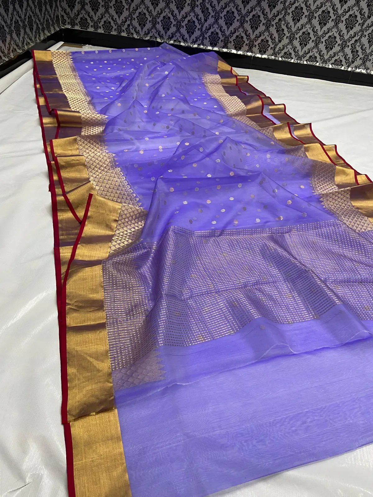 Handwoven Lavender Lavender Haze with Gold Zari Motifs Kataan Silk - Authentic Chanderi Silk Saree Chanderi Saree - View 1