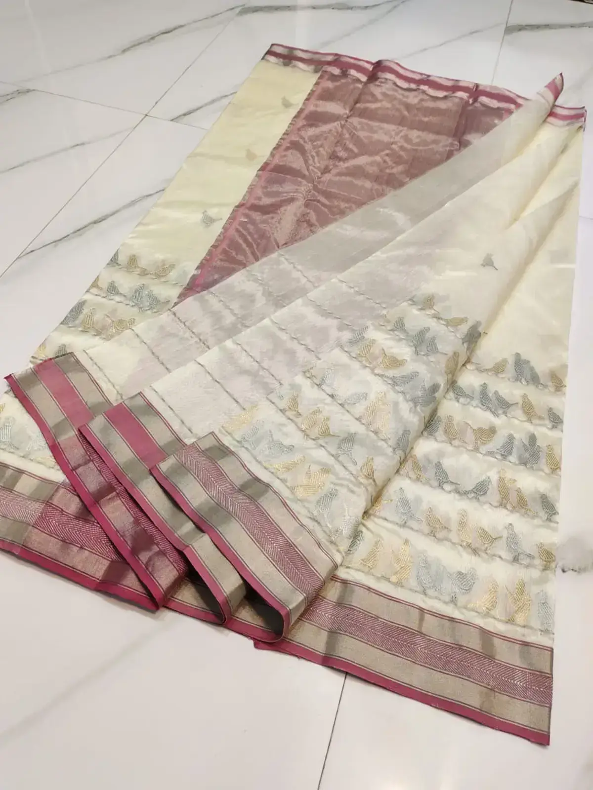Handwoven Creamy Shimmering Ivory and Mauve Pure Pattu Silk Saree - Authentic Chanderi Silk Saree Chanderi Saree - View 2