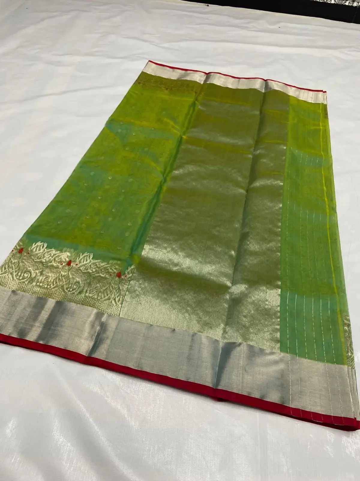 Handwoven Verdant Ombré & Antique Gold Verdant Ombr with Scattered Gold Zari Buttis Kataan Silk - Authentic Chanderi Silk Saree Chanderi Saree - View 3