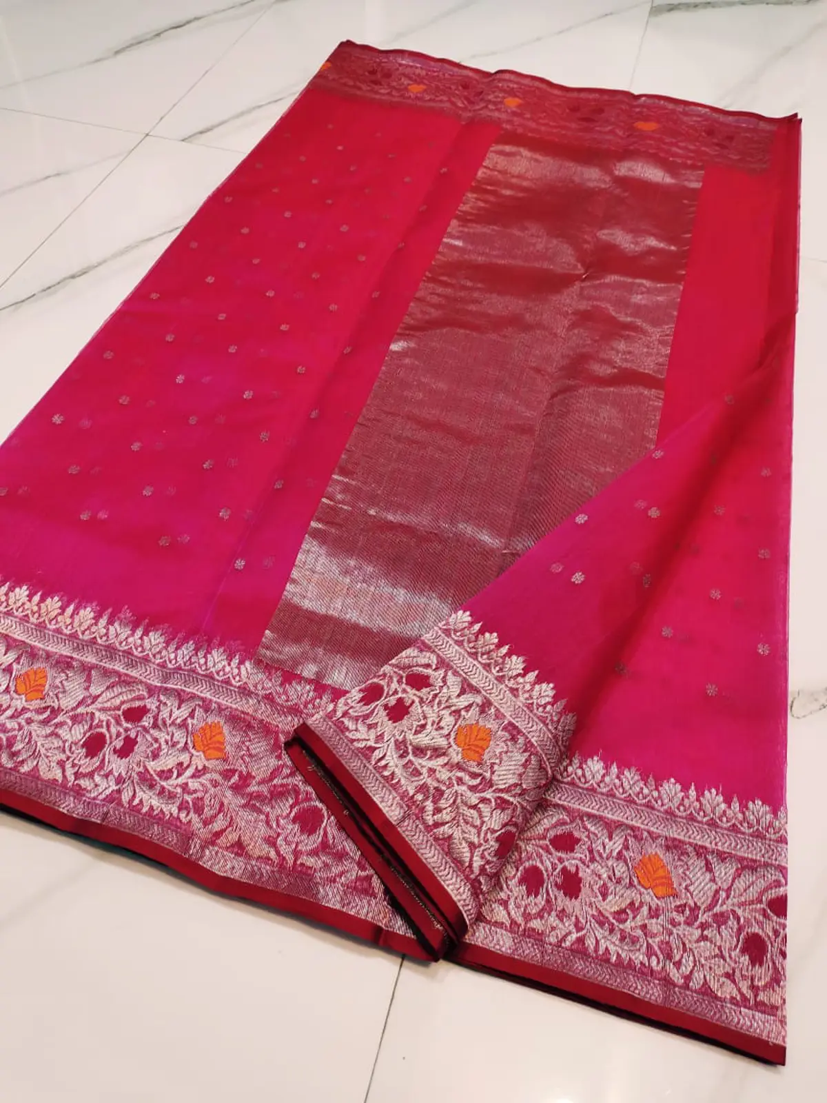 Handwoven Vibrant Fuchsia & Metallic Zari Vibrant Fuchsia with Floral Zari Border Kataan Silk - Authentic Chanderi Silk Saree Chanderi Saree - View 5